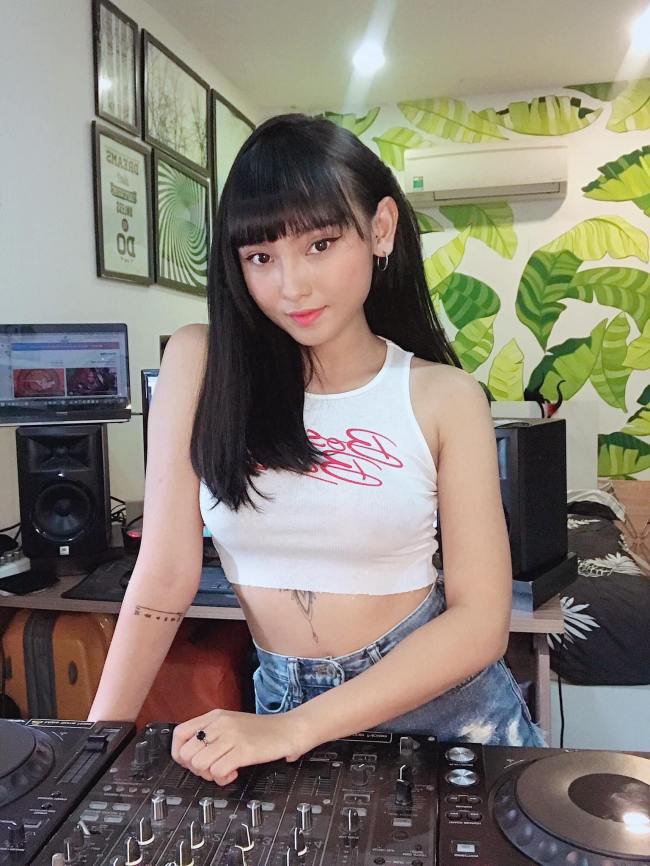 Tyty được biết tới là một DJ xinh đẹp quê ở Nha Trang.
