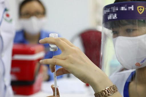 Đưa trẻ từ 12-17 tuổi đi tiêm vắc-xin COVID-19: Cha mẹ cần chuẩn bị và lưu ý những gì? - 1