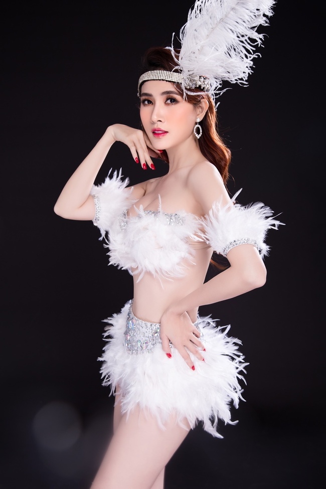 Trên trang cá nhân, Phan Thị Mơ thường xuyên đăng tải các bộ ảnh diện trang phục bikini, đầm ngủ hai dây hay các thiết kế cắt xẻ táo bạo. 
