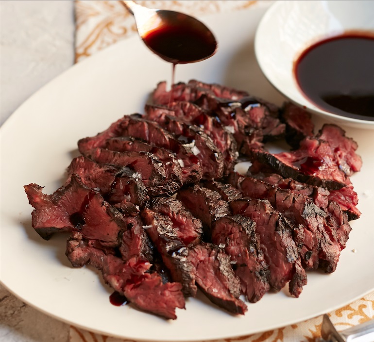 Cách làm thịt bò bít tết sốt rượu vang đỏ chuẩn vị, sang chảnh - 5