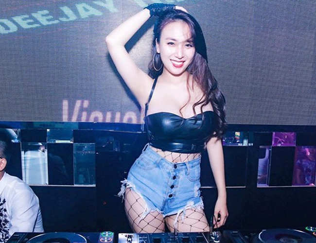 Được biết đến là một trong những nữ DJ sở hữu vẻ ngoài bốc lửa, vợ Khắc Việt nhiều lần diện trang phục gợi cảm, tôn dáng khi đi biểu diễn trên bar.
