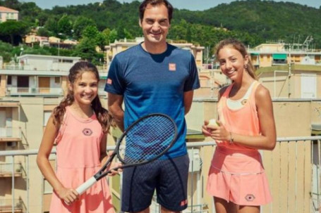 Federer giữ lời hứa với 2 bé gái, mỹ nhân Raducanu bị "moi tiền" (Tennis 24/7)