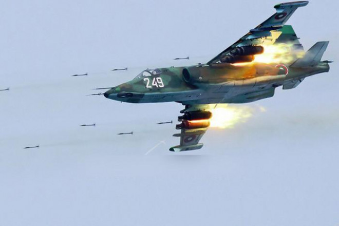 2 cường kích Su-25 Nga áp đảo một tốp máy bay F-22 của Không quân Mỹ? - 1