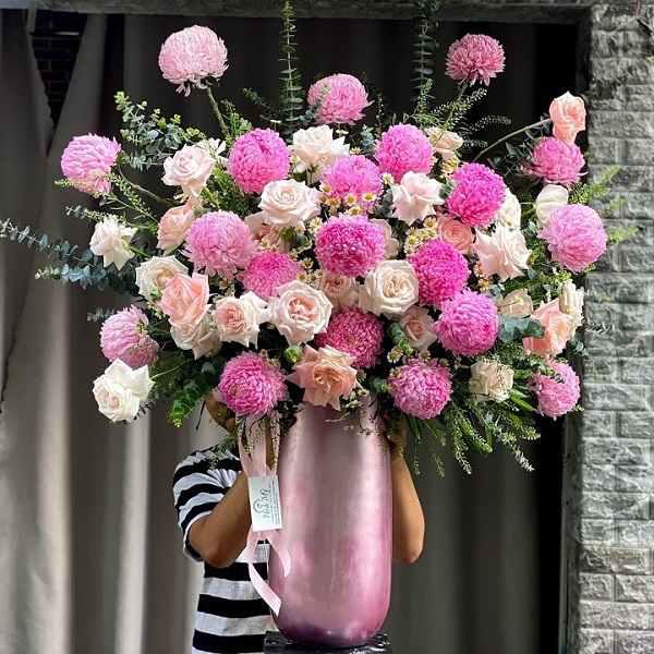 Sau cưới, chồng chưa một lần tặng hoa, quà cho vợ nhưng 20/10 lại tặng sếp bó hoa to khổng lồ - 1