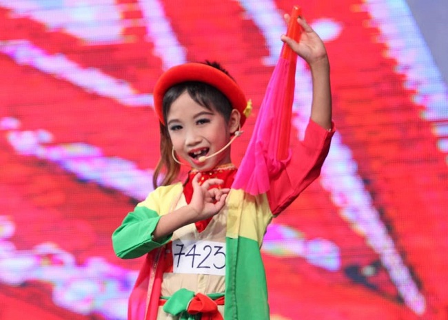 Đức Vĩnh từng là cái tên gây sốt cộng đồng mạng khi trở thành Quán quân cuộc thi tìm kiếm tài năng "Vietnam's Got Talent" nhờ những màn trình diễn nghệ thuật truyền thống đặc sắc khi chỉ mới 9 tuổi.

