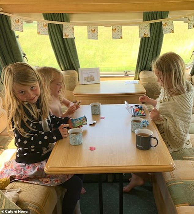 Cặp đôi bán nhà tận hưởng cuộc sống lữ hành cùng ba cô con gái - 4