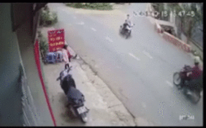 Clip: Tới ngã ba không giảm tốc, hai xe máy đấu đầu kinh hoàng - 1