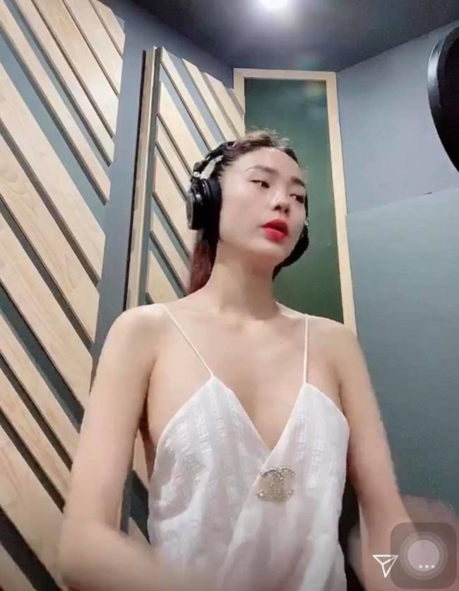 Minh Hằng rất thích mặc váy hai dây khi livestream trò chuyện cùng người hâm mộ.
