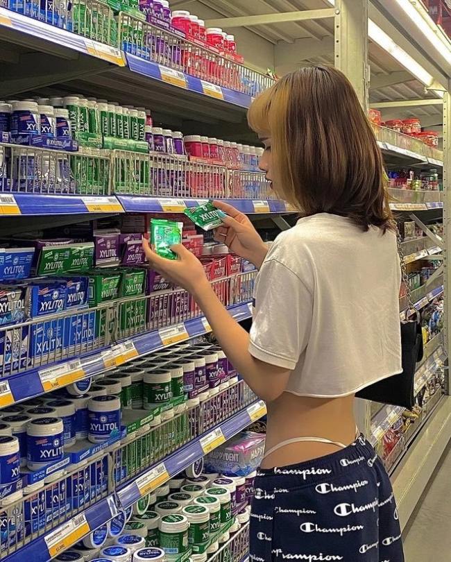 Xu hướng quần tụt cũng được cô gái trẻ "check in" trong siêu thị.
