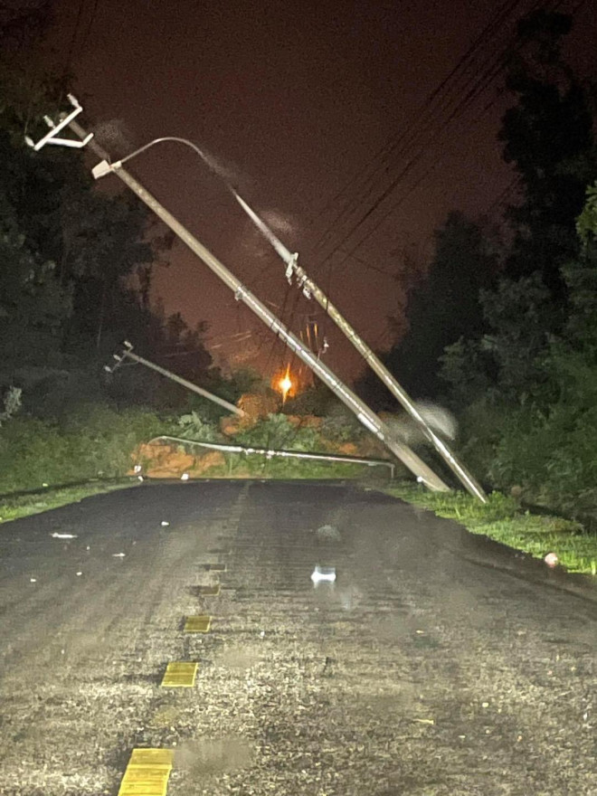 CSGT Quảng Nam "giải cứu" hàng chục người kẹt giữa dòng nước lũ - 5