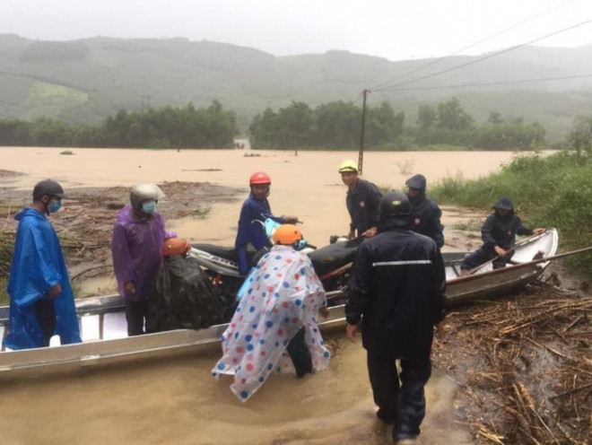 Lũ kinh hoàng cuốn trôi người ở Quảng Ngãi, sập cầu trên quốc lộ qua Bình Định - 7