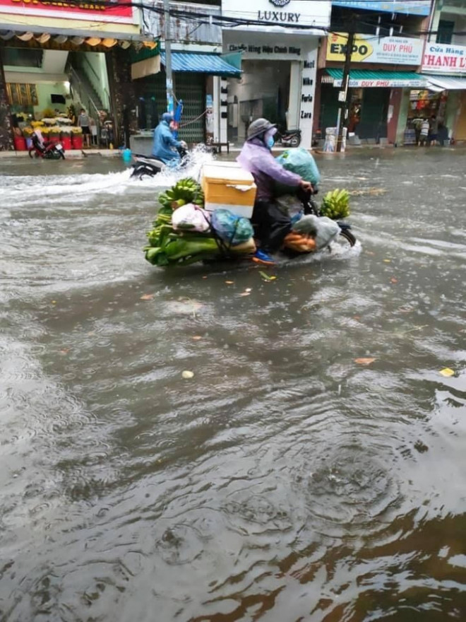 Lũ kinh hoàng cuốn trôi người ở Quảng Ngãi, sập cầu trên quốc lộ qua Bình Định - 6