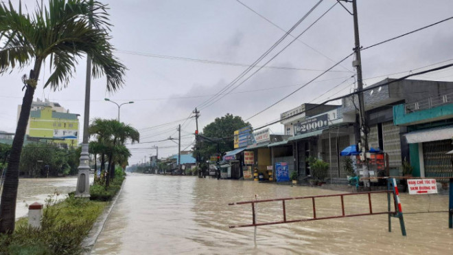 Lũ kinh hoàng cuốn trôi người ở Quảng Ngãi, sập cầu trên quốc lộ qua Bình Định - 8