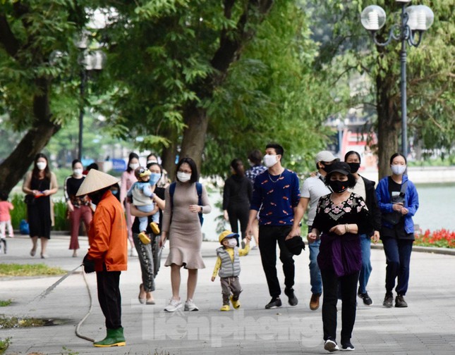 Hồ Gươm nhộn nhịp, khu thương mại kín khách vào cuối tuần - 6