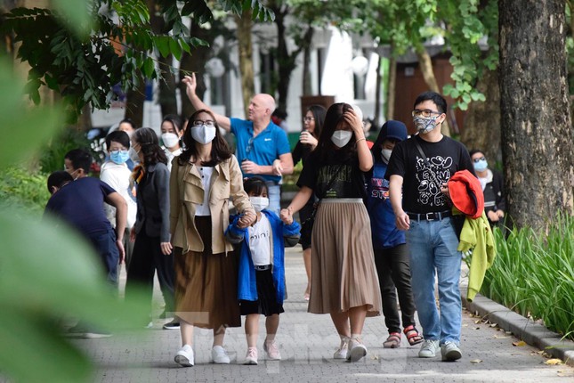 Hồ Gươm nhộn nhịp, khu thương mại kín khách vào cuối tuần - 7