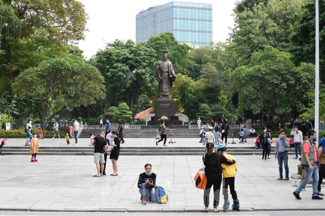 Hồ Gươm nhộn nhịp, khu thương mại kín khách vào cuối tuần - 8