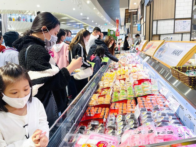 Hồ Gươm nhộn nhịp, khu thương mại kín khách vào cuối tuần - 2