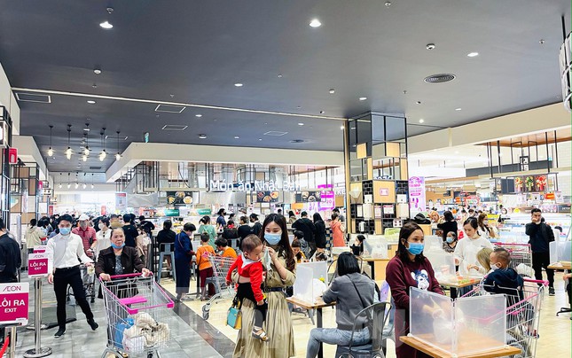 Hồ Gươm nhộn nhịp, khu thương mại kín khách vào cuối tuần - 5