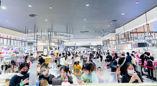 Hồ Gươm nhộn nhịp, khu thương mại kín khách vào cuối tuần - 3