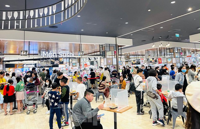 Hồ Gươm nhộn nhịp, khu thương mại kín khách vào cuối tuần - 4