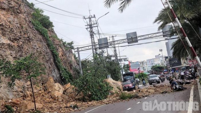 Sạt lở núi ở Quy Nhơn, đá rơi trúng nhiều xe đang đi, 2 người bị thương - 1