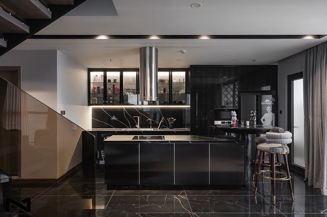 Phong cách thiết kế hiện đại trẻ trung với các không gian mở liên kết với nhau từ phòng khách, phòng ăn và khu bếp. (Ảnh: Abluebird Photography)
