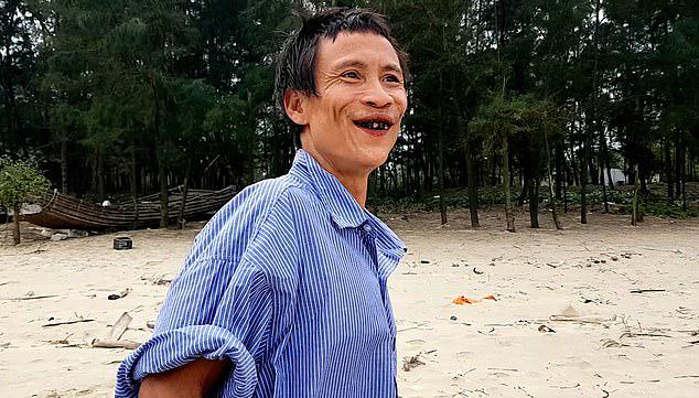 Biểu cảm của "người rừng" Hồ Văn Lang lần đầu tiếp xúc thế giới văn minh được truyền thông quốc tế đăng tải khiến nhiều người xúc động - 2