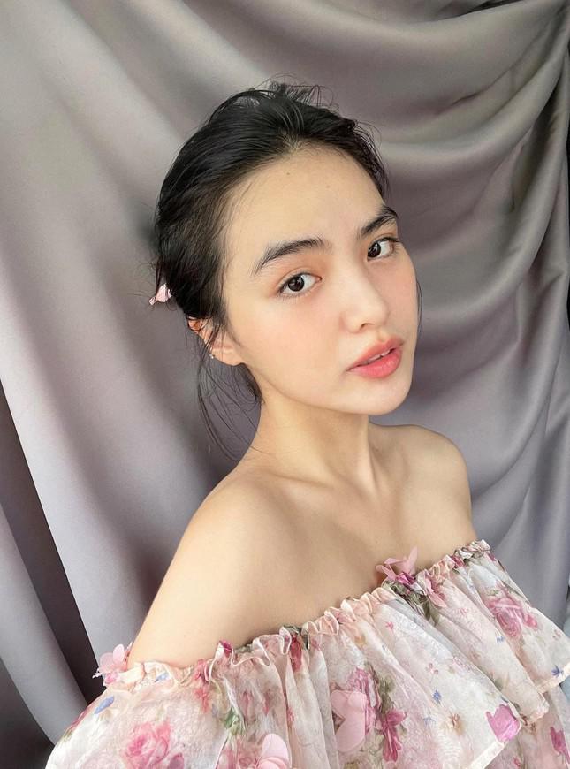 Nhan sắc ngọt ngào của thí sinh Miss World Vietnam bị hiểu lầm là ‘bông hồng lai’ - 1