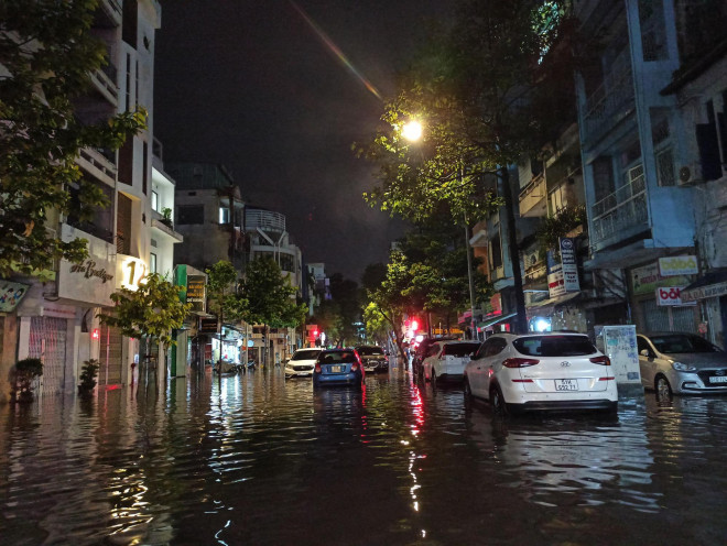 Cảnh báo chiều nay 26-10, TP HCM mưa to và ngập sâu, cần hạn chế ra đường - 1