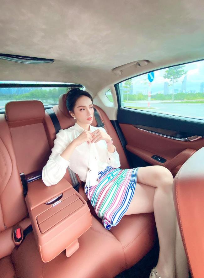 Hương Giang chuẩn phong cách nữ "chủ tịch" với váy áo thanh lịch.
