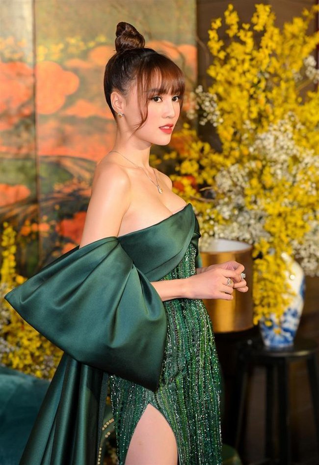 Ninh Dương Lan Ngọc được xem là một trong những sao nữ có sức hút lớn trong làng giải trí Việt. Với gu thời trang tinh tế, ngọc nữ màn ảnh Việt biết cách "đẹp khoe, xấu che", tôn lên ưu điểm và che đi khuyết điểm cơ thể.
