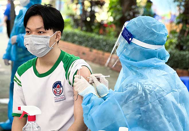 Những trẻ dưới 18 tuổi được tiêm vắc xin ngừa COVID-19 đầu tiên ở TP.HCM - 2