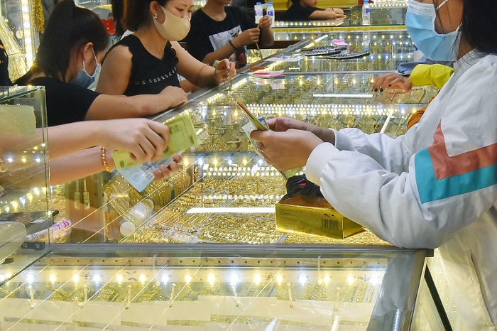 Giá vàng hôm nay 28/10: Rập rình trước ngưỡng quan trọng, vàng trong nước tăng mạnh - 1