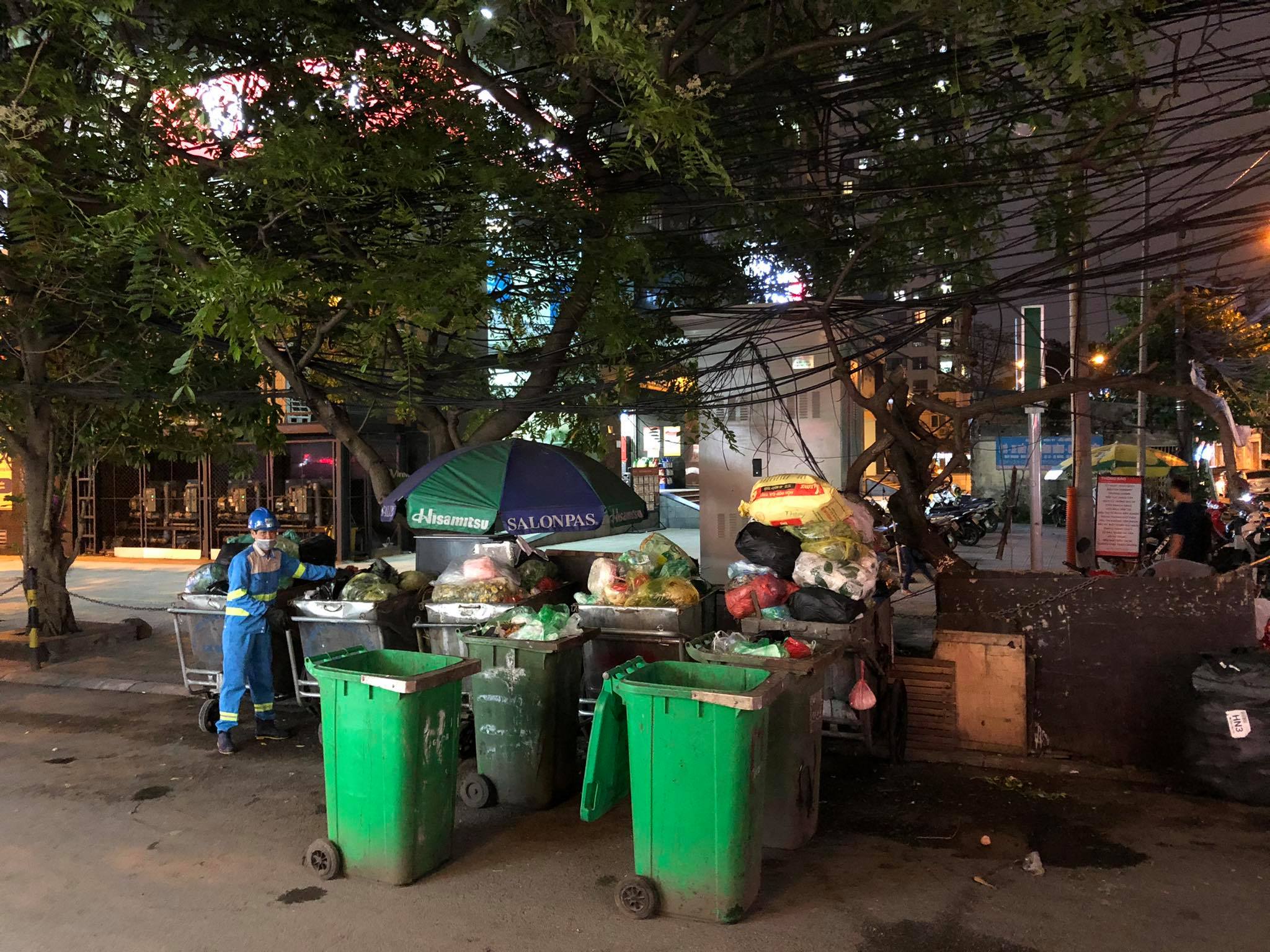Theo chân người đàn ông 14 năm cặm cụi quét rác mưu sinh trên phố Hà Nội - 10