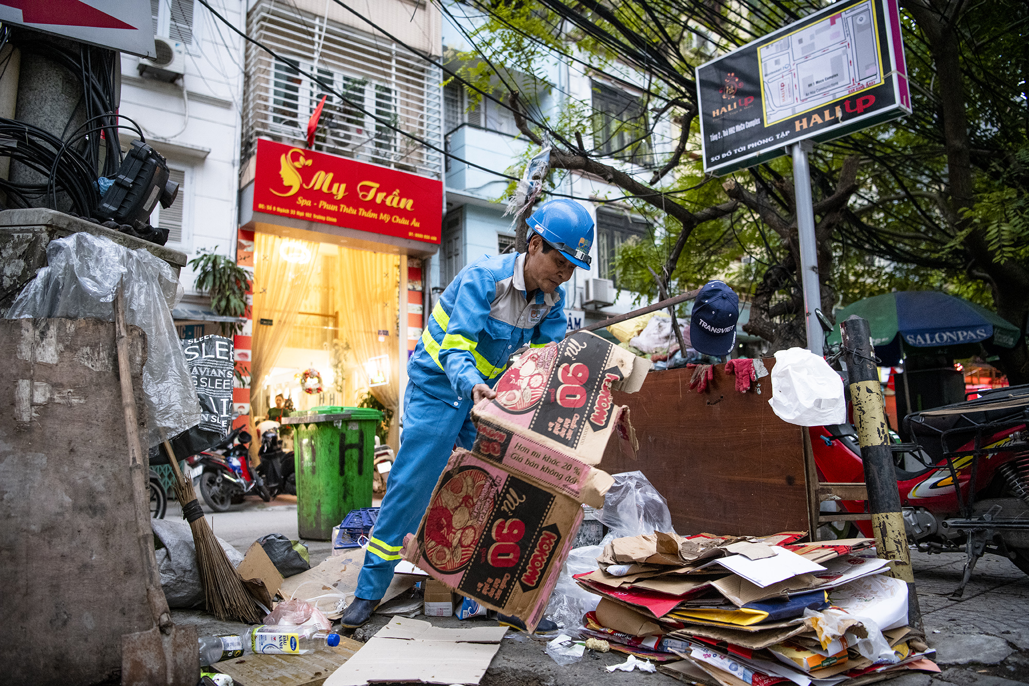 Theo chân người đàn ông 14 năm cặm cụi quét rác mưu sinh trên phố Hà Nội - 13