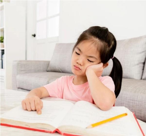 Nổi cáu vì dạy con học mãi không xong, người cha quát con đến trật khớp hàm, phải cấp cứu - 1