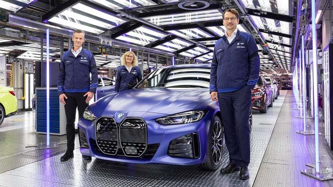 BMW xuất xưởng mẫu sedan thể thao thuần điện đầu tiên của thương hiệu - 1