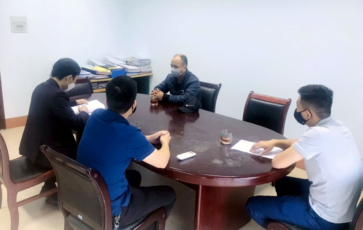 Cái “kết” cho gã trai trẻ quay lén nữ đồng nghiệp trong nhà vệ sinh - 1