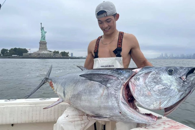 Mỹ: Ngư dân ngỡ ngàng câu được hàng loạt cá ngừ “quái vật” nặng 3 tạ - 1