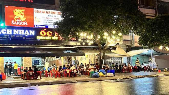 TP HCM: Nhiều quán che chắn, "ngụy trang" để bán rượu bia cho thực khách - 3
