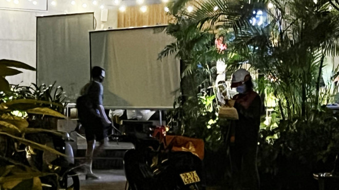 TP HCM: Nhiều quán che chắn, "ngụy trang" để bán rượu bia cho thực khách - 2