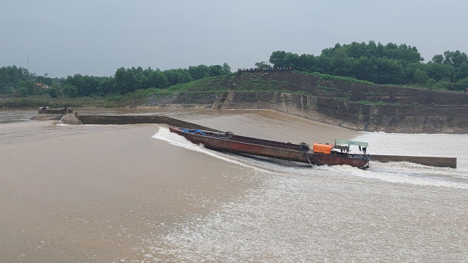 Tìm thấy nạn nhân mất tích trong vụ tàu chở cán bộ Sở GTVT tỉnh Quảng Trị gặp sự cố - 2