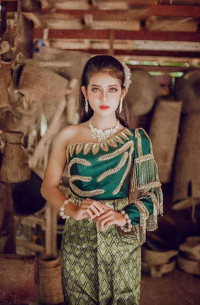 Sơn Thị Thu Hà sinh năm 2000, dân tộc Khmer là người mẫu ảnh nổi tiếng trên mạng xã hội nhờ vẻ đẹp sắc sảo khiến nhiều người lầm tưởng là gái Ấn Độ.
