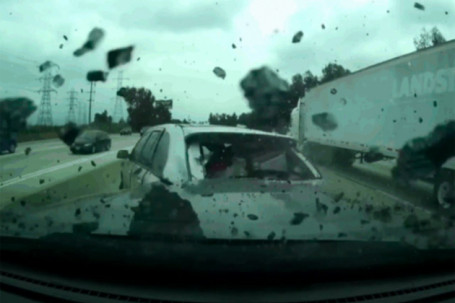 Ô tô dừng đột ngột giữa cao tốc bị xe sau tông mạnh nát bét đuôi