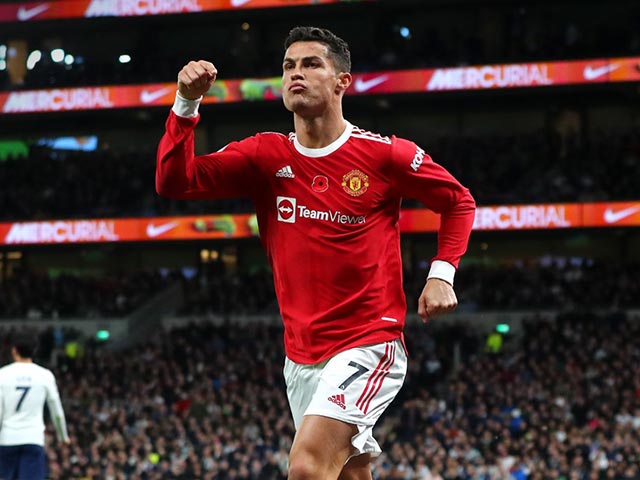 Ronaldo “cứu rỗi” MU: Ghi bàn và kiến tạo thần sầu, công phá hàng loạt cột mốc - 1