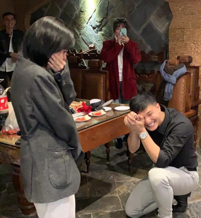 Huỳnh Anh cũng tạo bất ngờ lớn cho bạn gái Bạch Lan Phương khi cầu hôn cô trước sự chứng kiến của bạn bè.
