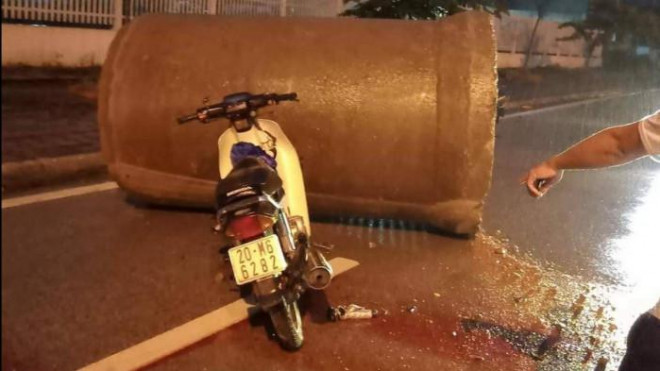 Đâm vào ống cống chắn ngang đường, đôi nam nữ tử vong thương tâm - 2