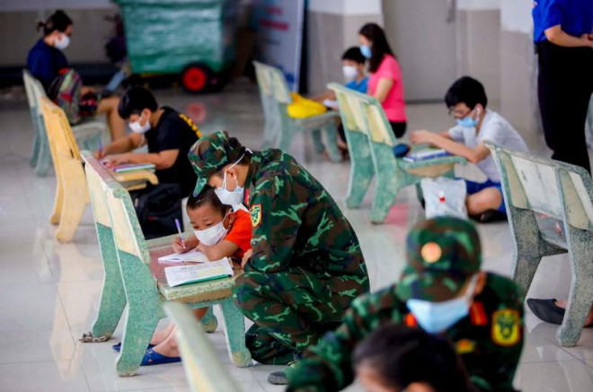 'Chúng tôi khắc ghi hình ảnh những chiến sĩ chăm sóc thi hài trong đại dịch' - 4