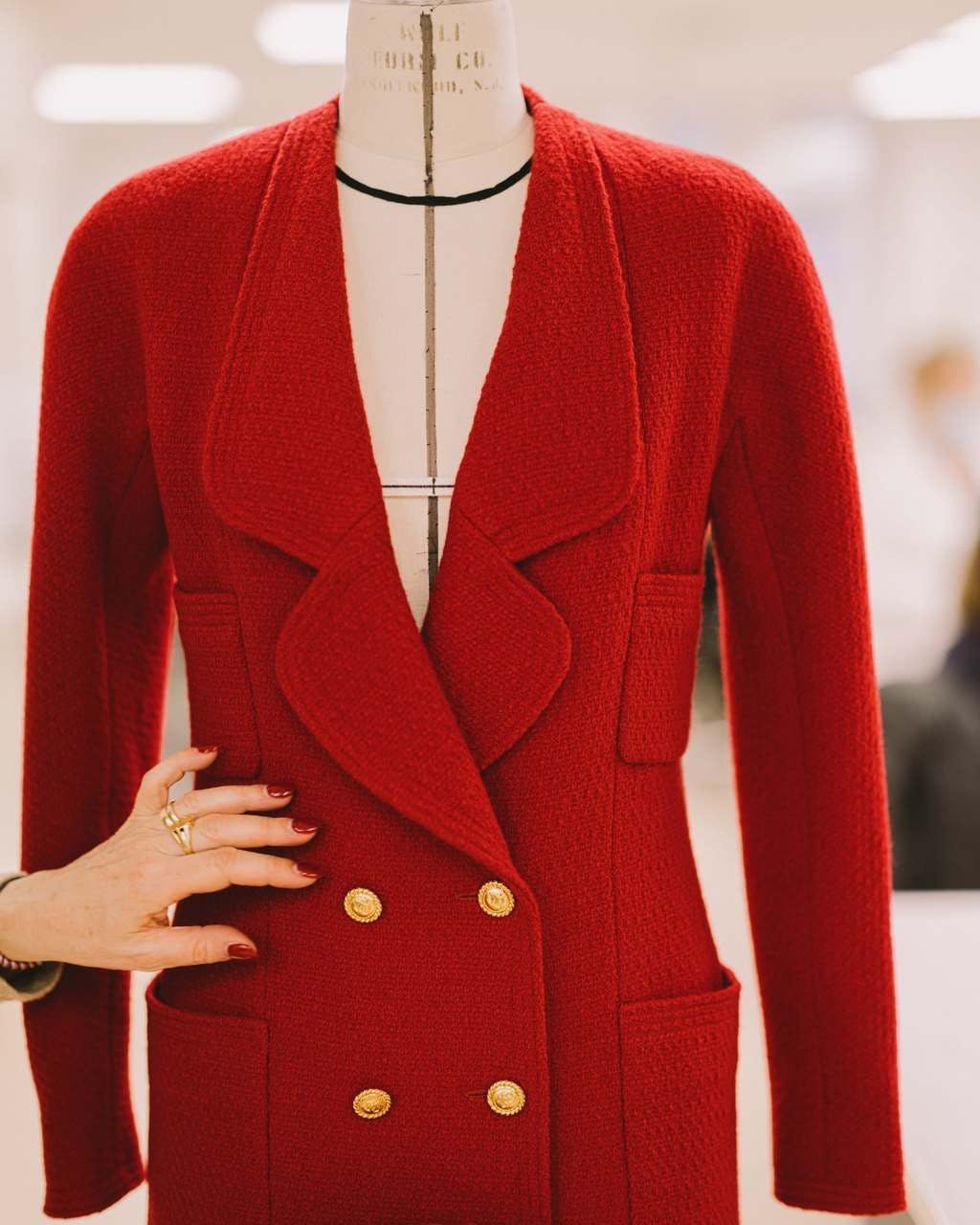 Tủ quần áo Chanel quý phái hoàn thiện phong cách công nương Diana màn ảnh - 4