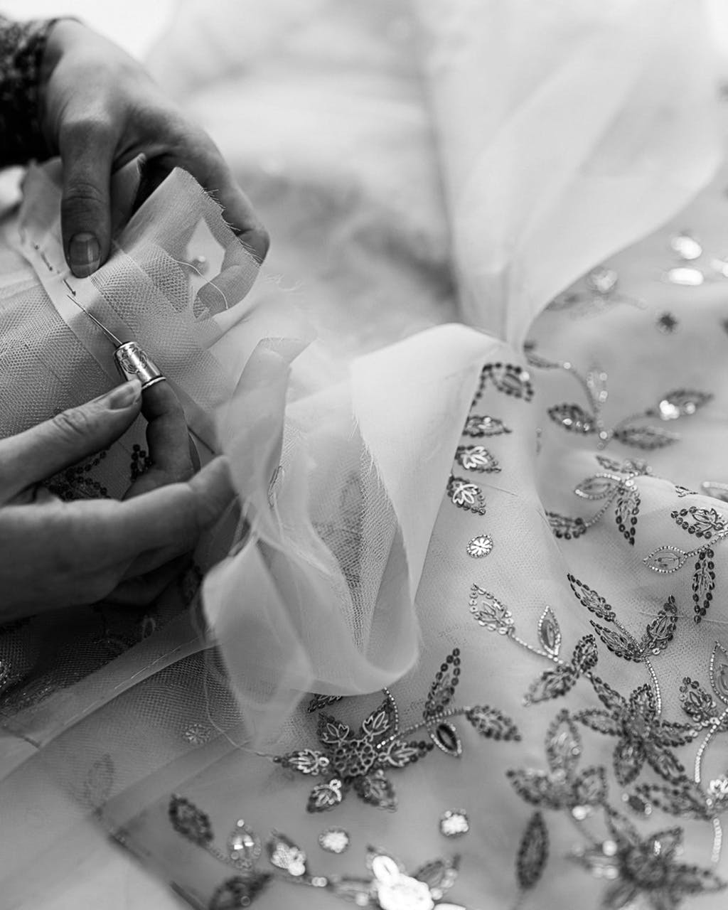 Tủ quần áo Chanel quý phái hoàn thiện phong cách công nương Diana màn ảnh - 6